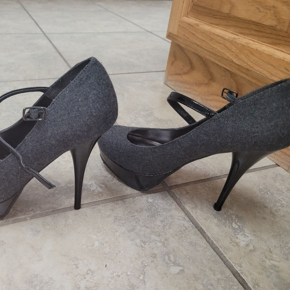 Candies Heels Size 8.5 Gray,  black on bottom - Picture 2 of 4